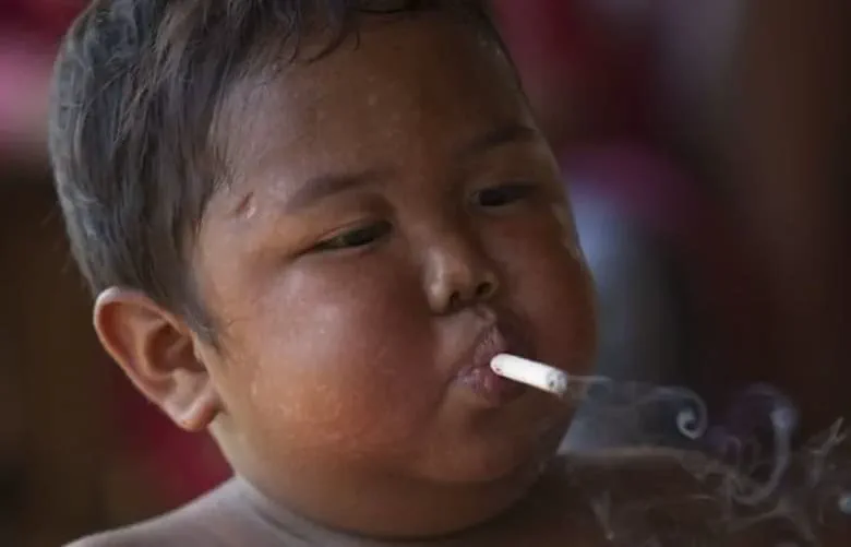 Así está hoy el bebé que se hizo viral por fumar con solo 2 años