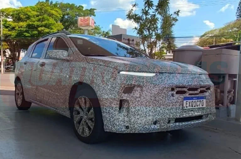 Un auto camuflado con un patrón blanco y negro está estacionado al aire libre.