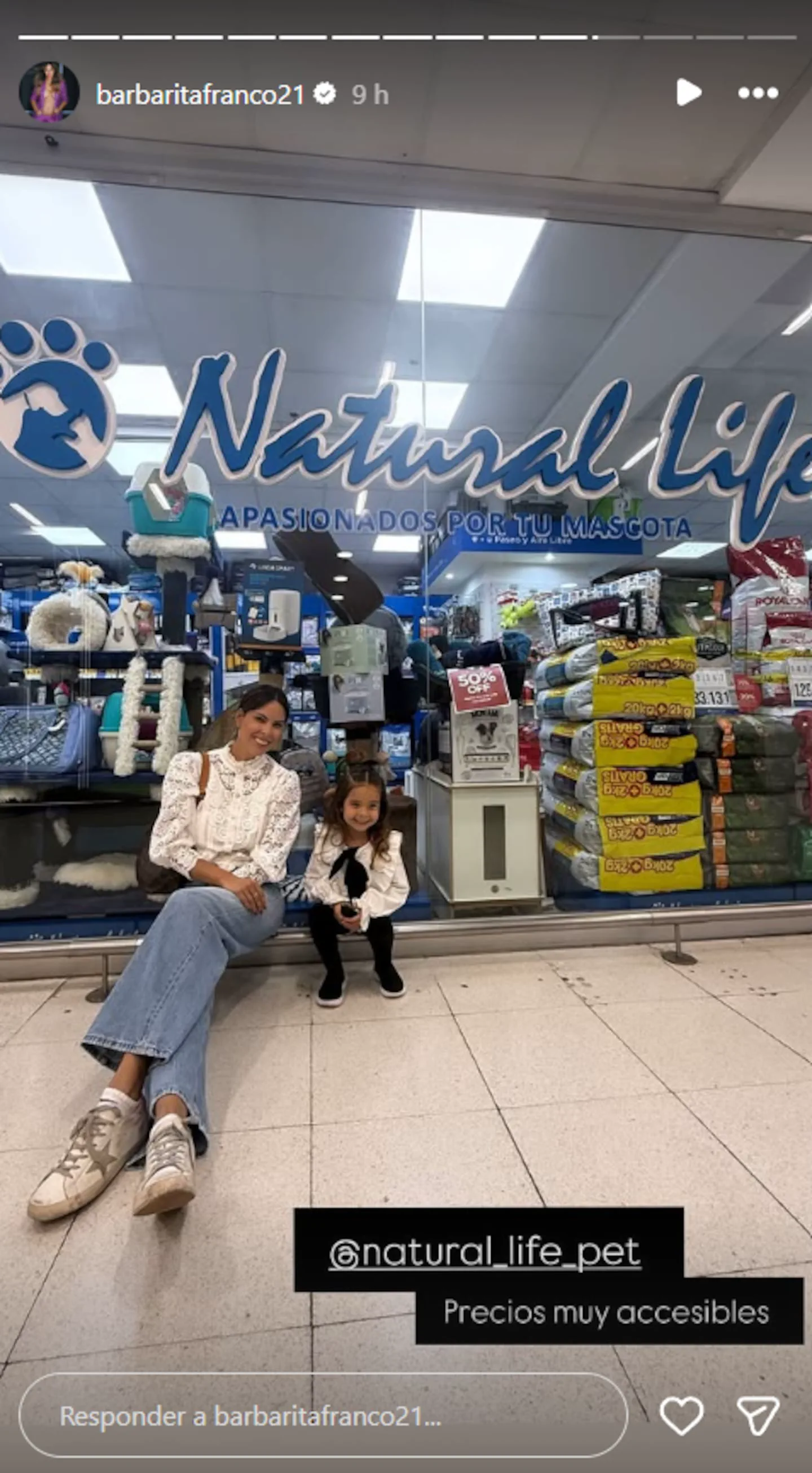 Barby Franco sentada junto a su hija Sarah frente a la vidriera de una tienda de mascotas.