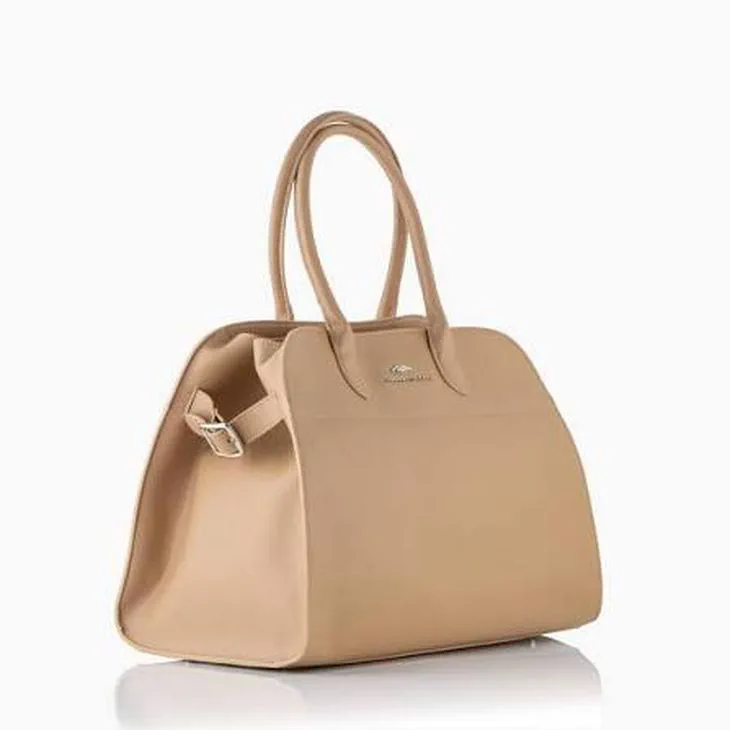 Una cartera de cuero color beige con manijas cortas sobre un fondo blanco reflectante.