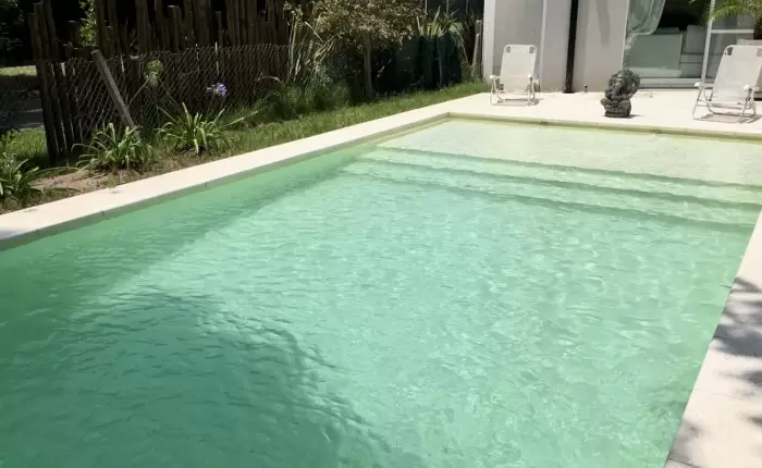 Chau al celeste en la pileta: el color de pintura que será tendencia