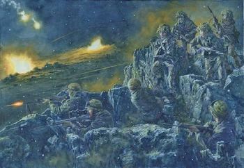 Ilustracion de soldados armados apostados entre rocas en un combate nocturno con explosiones de fondo.