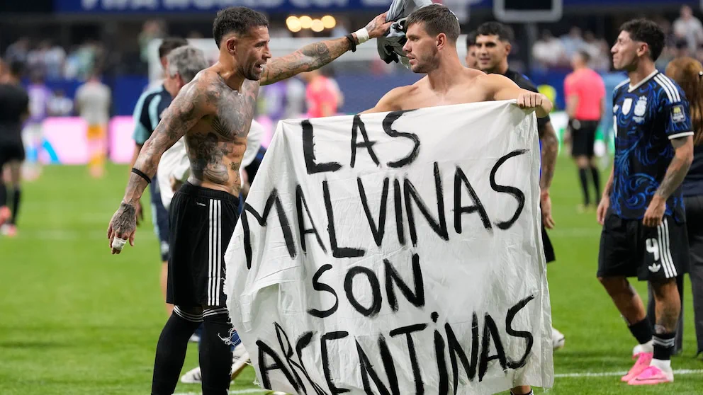 La historia de la bandera de Malvinas en el Mundial: cómo entró a la cancha y dónde está guardada