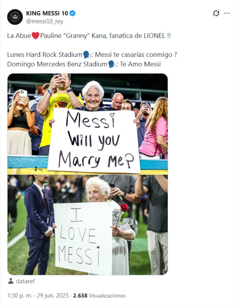 Una publicacion en redes sociales muestra a una mujer mayor sosteniendo carteles dedicados a Lionel Messi.