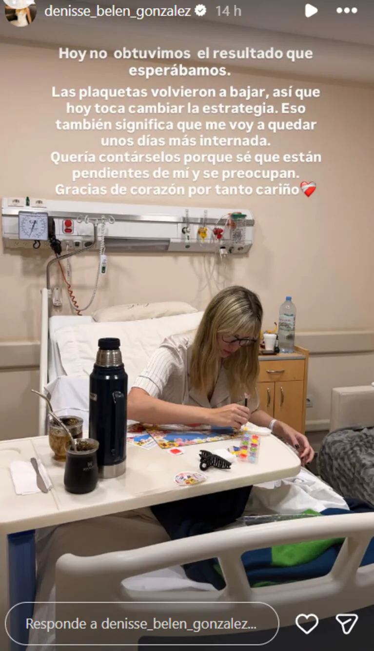Una mujer pinta sentada en una cama de hospital mientras comparte una historia en redes sociales.