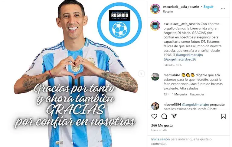 Ángel Di María sonríe con la camiseta de la Selección argentina mientras forma un corazón con las manos.