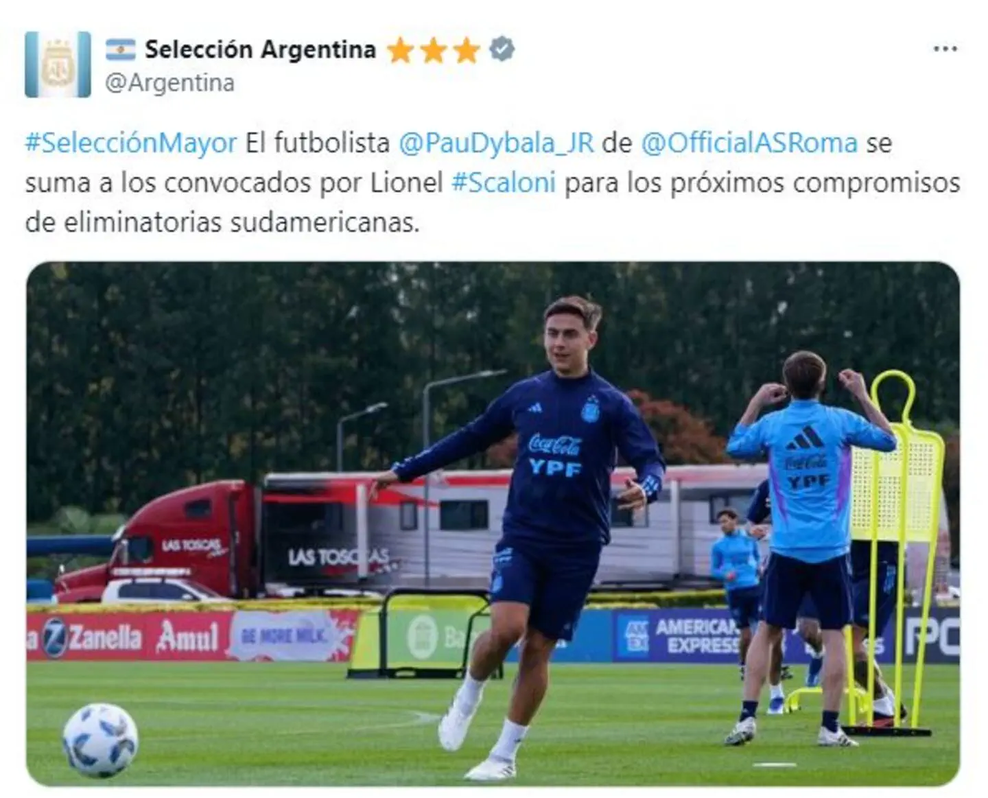 Paulo Dybala corre con pelota dominada durante una práctica de la selección argentina de fútbol.