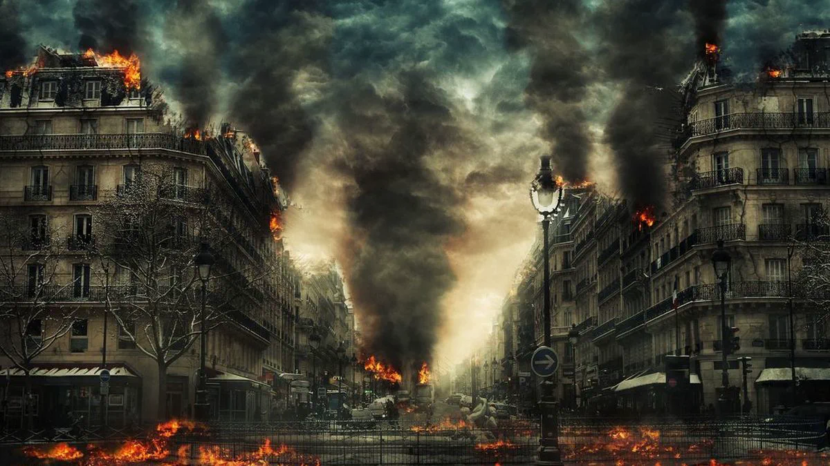 Una calle con edificios clasicos incendiados y densas columnas de humo negro que cubren el cielo.