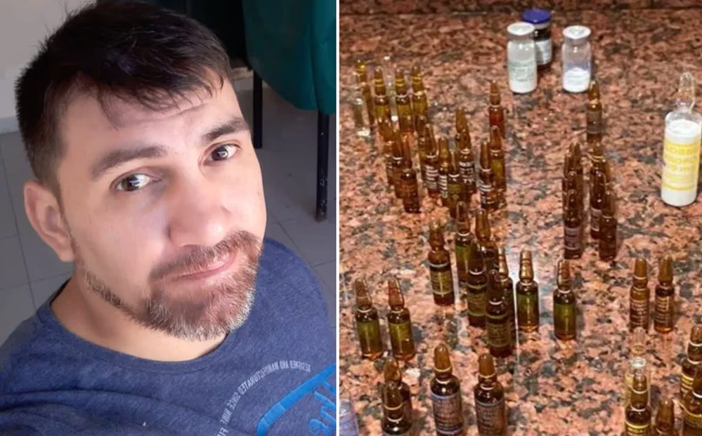 Un hombre con barba sonrie junto a una mesa repleta de decenas de pequenas ampollas de vidrio y frascos.