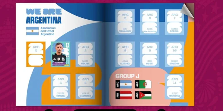 Un album de figuritas abierto muestra una pagina dedicada a la seleccion argentina de futbol con una estampa pegada.