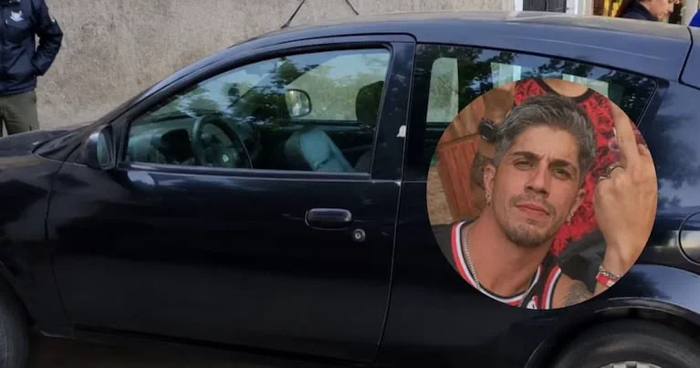 Un auto negro estacionado junto a la foto insertada en un círculo de un hombre de barba haciendo un gesto obsceno.