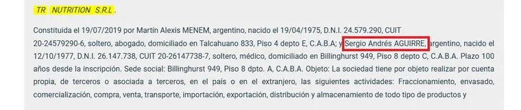 Un fragmento de texto del Boletín Oficial sobre la constitución de una sociedad comercial con un nombre marcado en rojo.