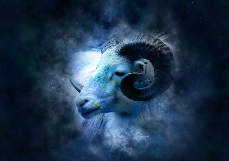 La cabeza de un carnero blanco con cuernos curvos sobre un fondo de cielo estrellado y nebulosas.