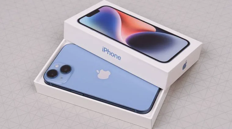 Un teléfono celular celeste reposa dentro de su caja blanca abierta sobre una superficie con patrón geométrico.