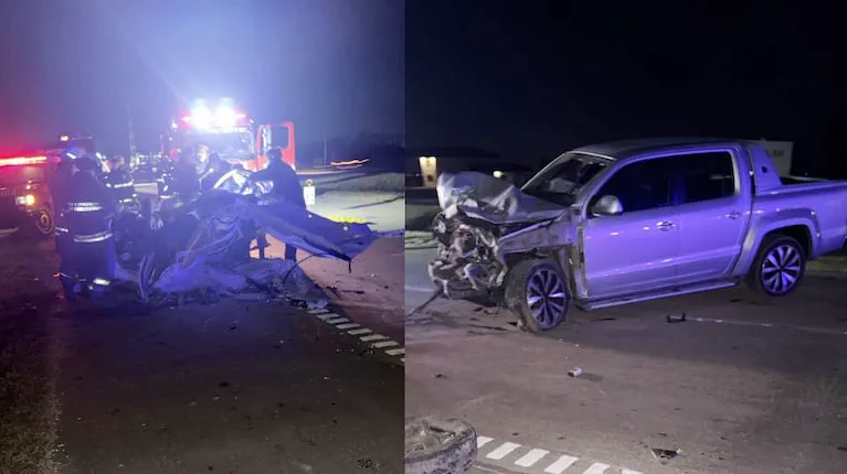 Camioneta gris chocada en la parte delantera junto a restos de otro vehiculo y bomberos de noche en la ruta.