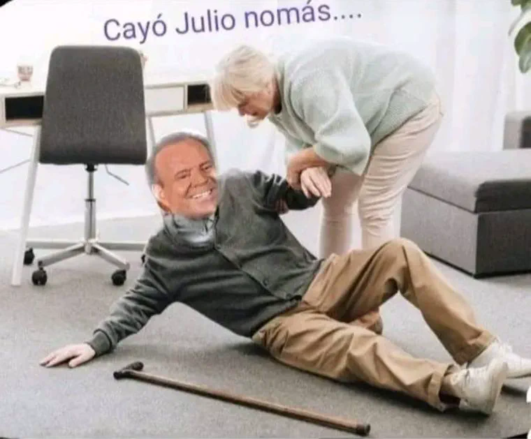 Meme con el rostro de Julio Iglesias sobre el cuerpo de un adulto mayor en el piso sostenido por una mujer.