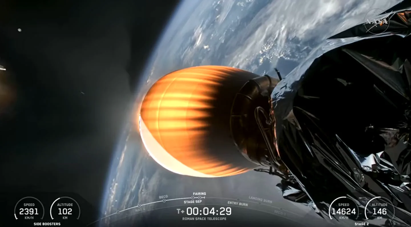 La tobera encendida de un cohete espacial frente a la curvatura de la Tierra vista desde la órbita.