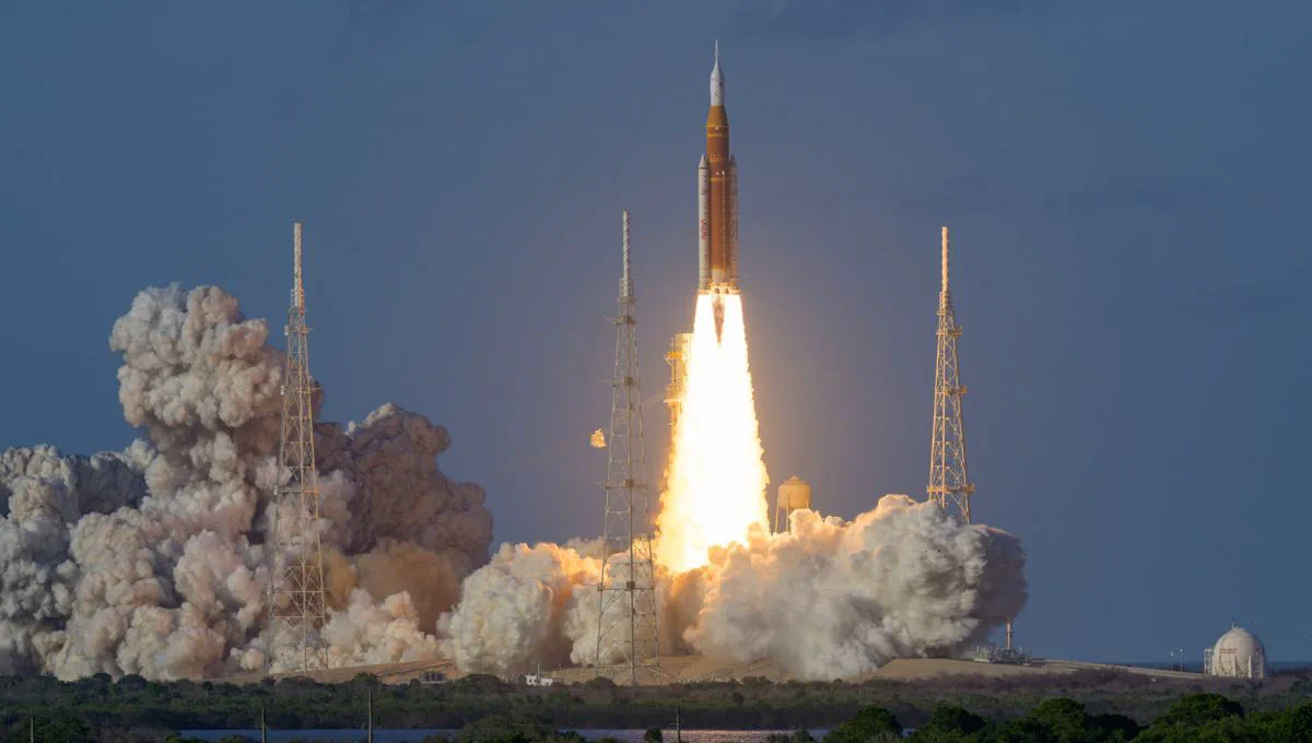 Un cohete espacial despegando entre columnas de humo blanco y fuego.