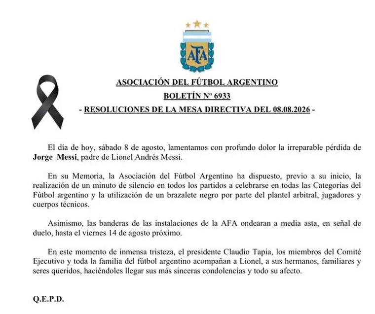 Un comunicado con el membrete de la AFA anuncia condolencias por la muerte del padre de Lionel Messi junto a un lazo de luto.