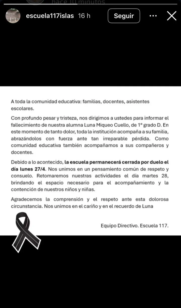 Comunicado sobre fondo blanco de una escuela por el fallecimiento de una alumna, con un lazo negro.