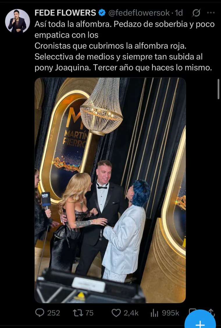 Captura de un tuit con una foto de personas vestidas de fiesta dialogando en los premios Martín Fierro.