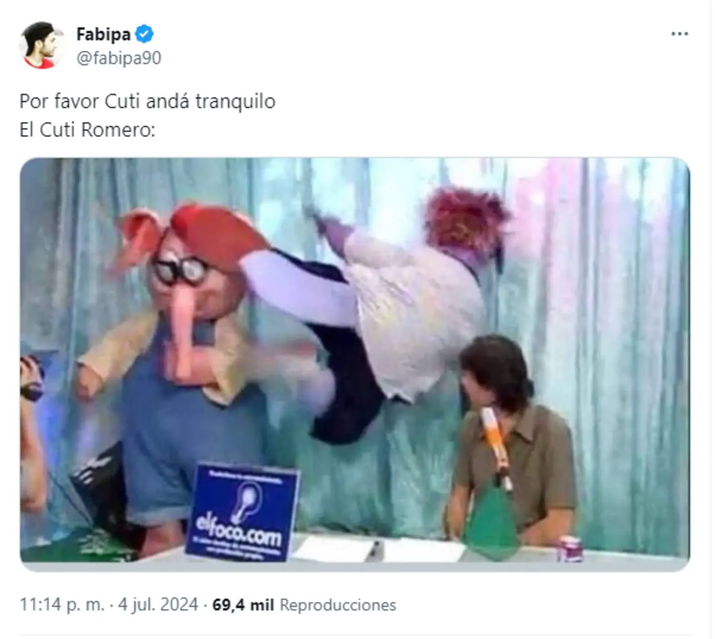 Captura de un tuit que muestra a un muñeco dándole una patada voladora a otro muñeco en un estudio de televisión.