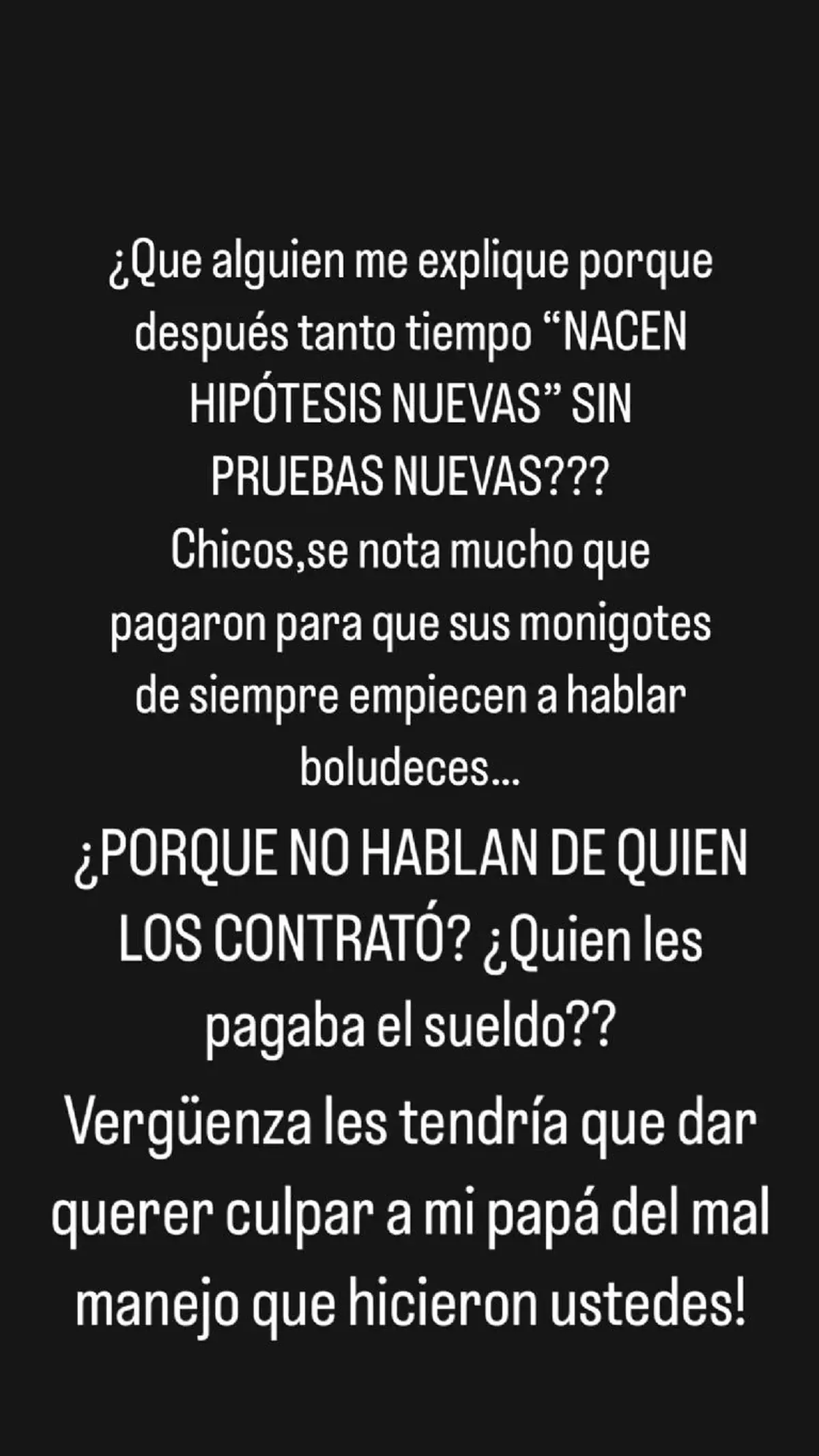 Texto blanco sobre fondo negro con reclamos sobre hipótesis judiciales y mención al pago a terceros.