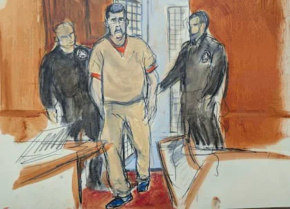 Dibujo de un hombre con uniforme beige escoltado por dos oficiales dentro de una sala judicial.