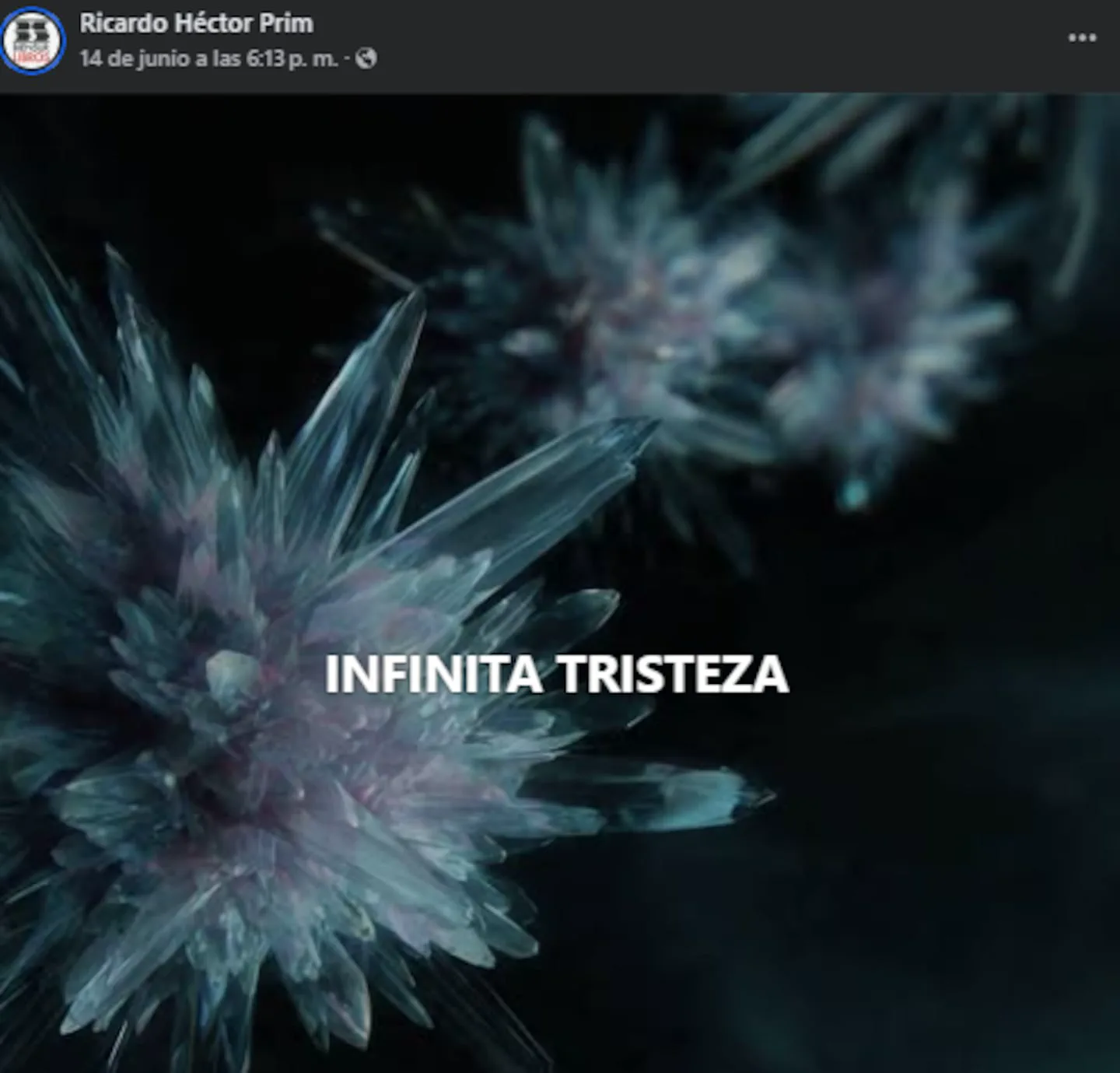 Formación mineral cristalina con puntas afiladas sobre un fondo oscuro y la frase escrita "INFINITA TRISTEZA".