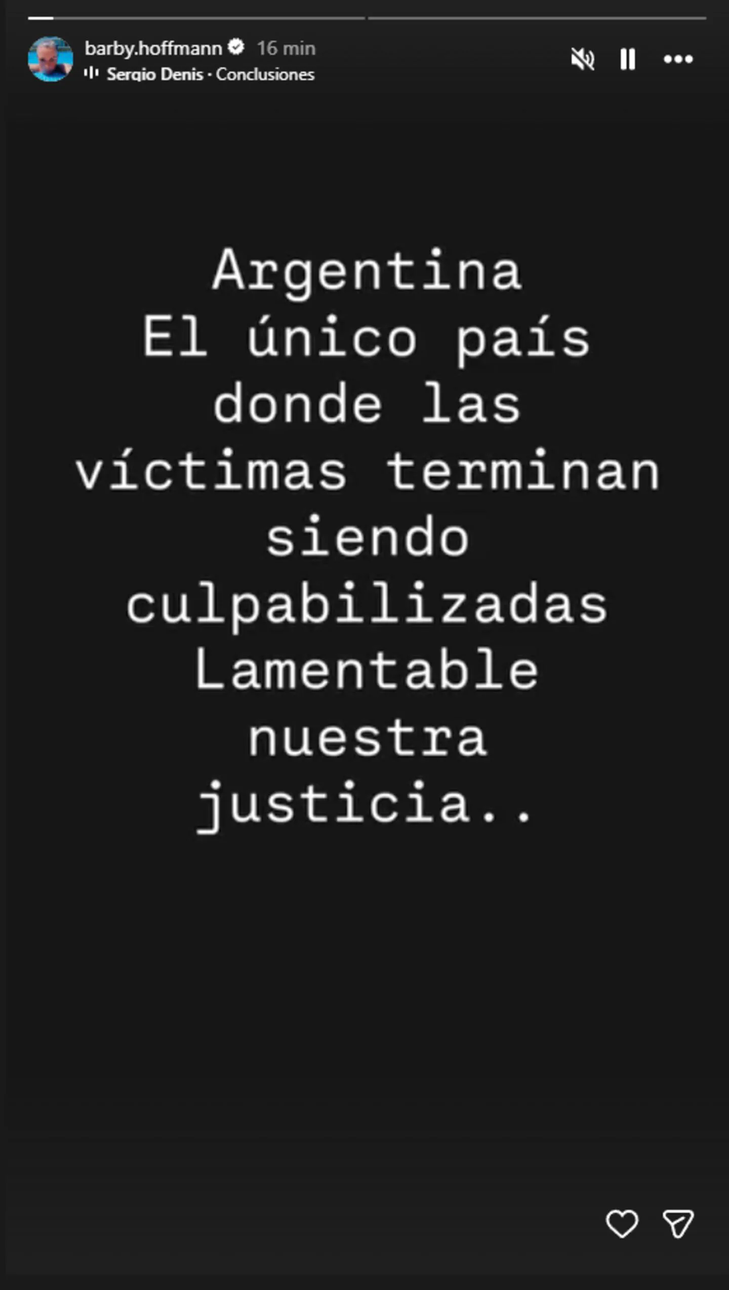 Captura de una historia de Instagram con texto blanco sobre fondo negro que critica a la justicia argentina.