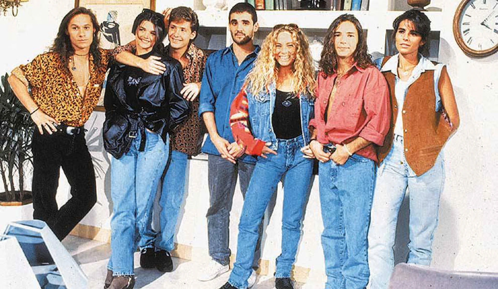 Un grupo de personas posando juntas en un ambiente interior con prendas de jean.