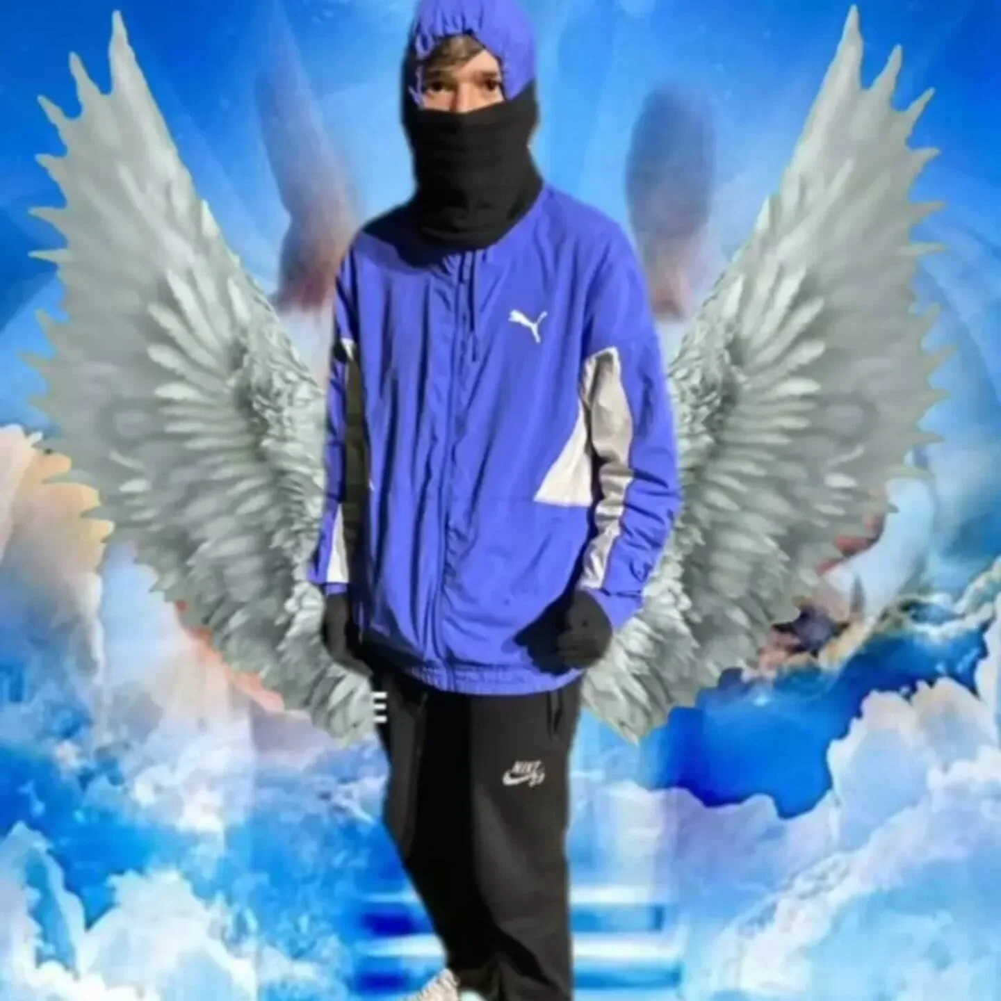 Un joven con campera azul y el rostro cubierto aparece montado sobre un fondo de cielo, nubes y alas de ángel.
