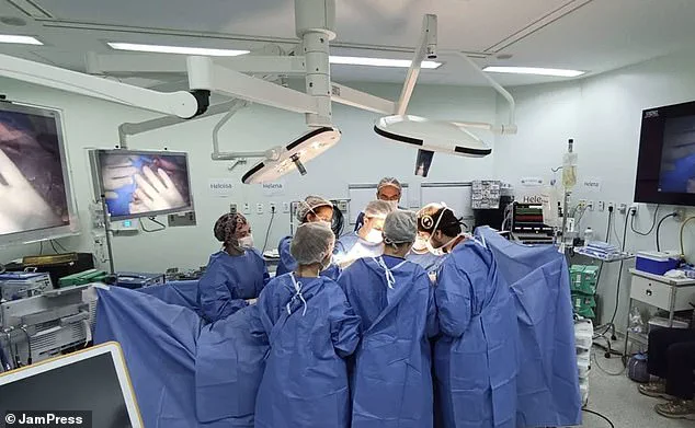 Personal médico con ambos quirúrgicos agrupado alrededor de una camilla de operaciones.