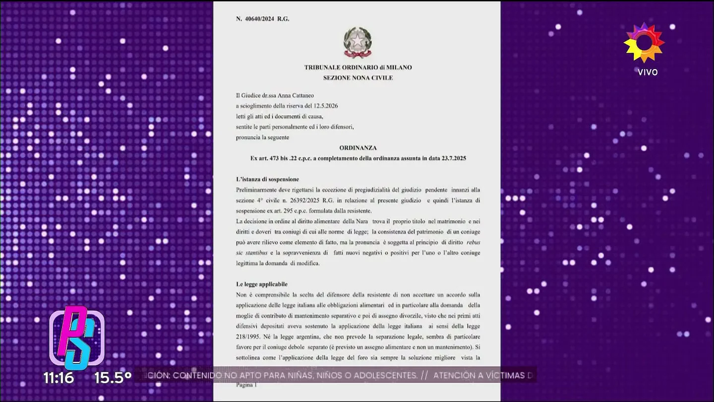 Un documento judicial del Tribunal de Milán en italiano sobre un fondo violeta de un programa de televisión.