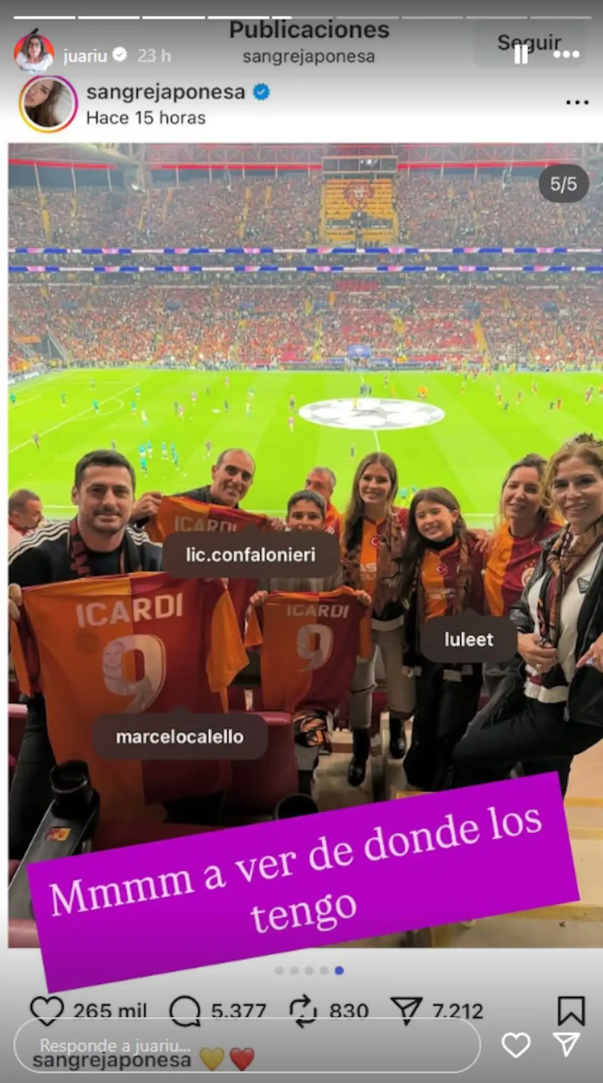 Un grupo de personas muestra camisetas de fútbol en la platea de un estadio con nombres de usuario etiquetados.