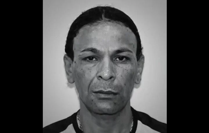 Retrato en blanco y negro de frente de un hombre mirando fijamente hacia adelante.
