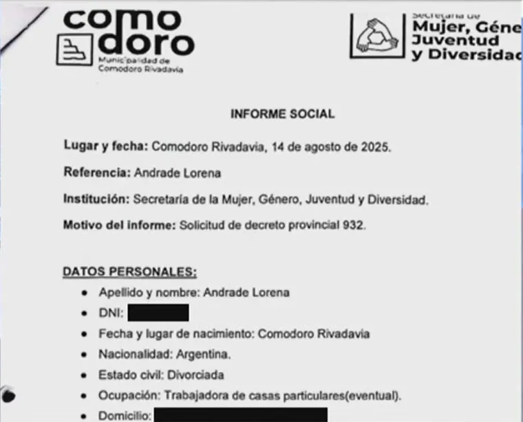 Documento impreso titulado informe social de la Municipalidad de Comodoro Rivadavia con datos censurados.