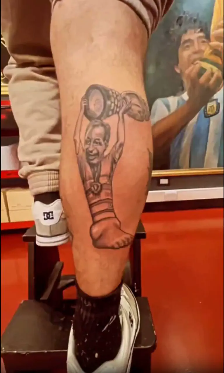 Insólito: un hincha se tatuó el tobillo de Messi y al utilero de la Selección con la Copa América