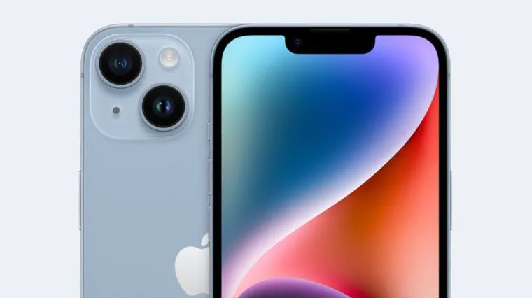 Un teléfono celular celeste se ve de frente y de espaldas con la pantalla encendida sobre un fondo claro.