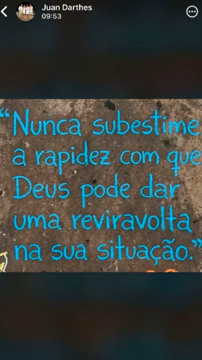 Captura de un estado de Juan Darthés con una frase religiosa escrita en portugués sobre fondo rústico.