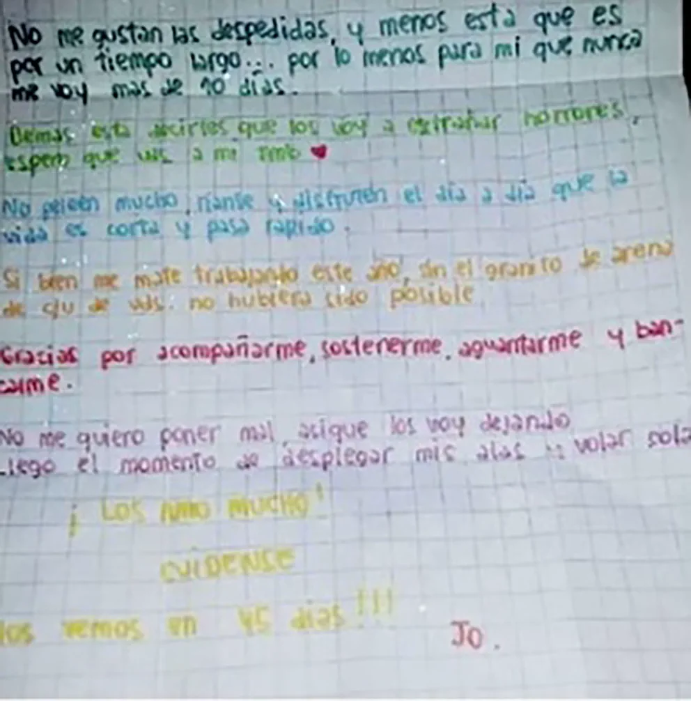 Una hoja de papel cuadriculado con un mensaje de despedida escrito a mano en lapiceras de colores.