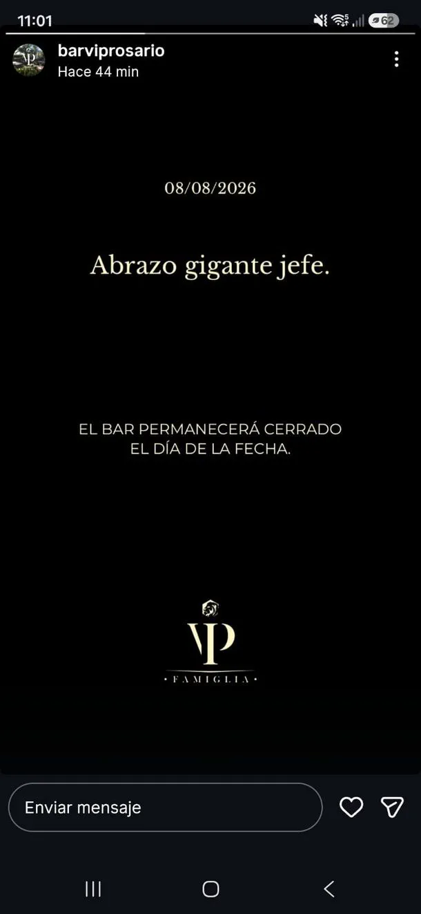 Una captura de pantalla muestra una historia con fondo negro y un mensaje de pésame de la cuenta de un bar.