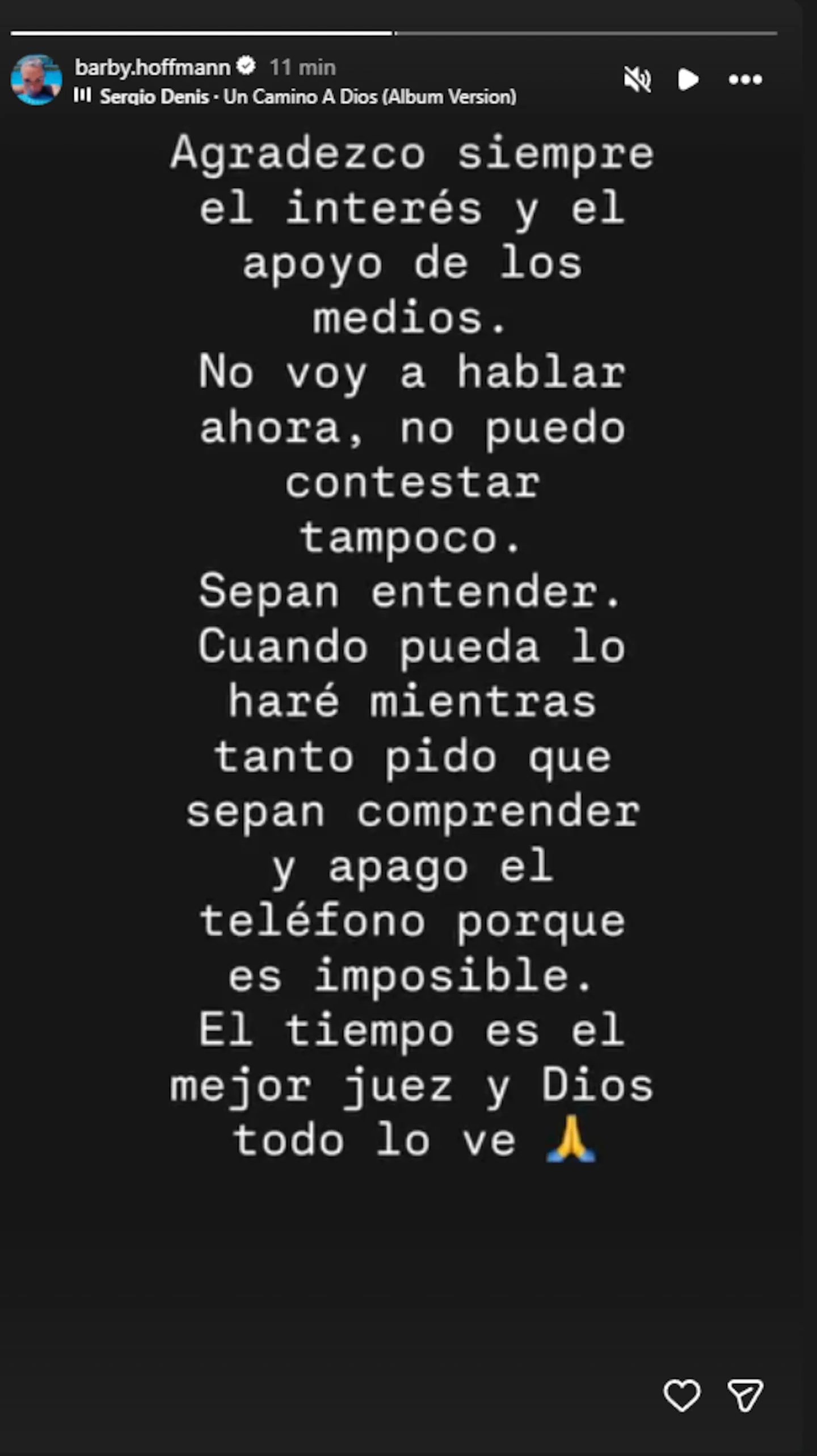 Captura de una historia de Instagram con texto blanco sobre fondo negro expresando agradecimiento y pidiendo comprension.