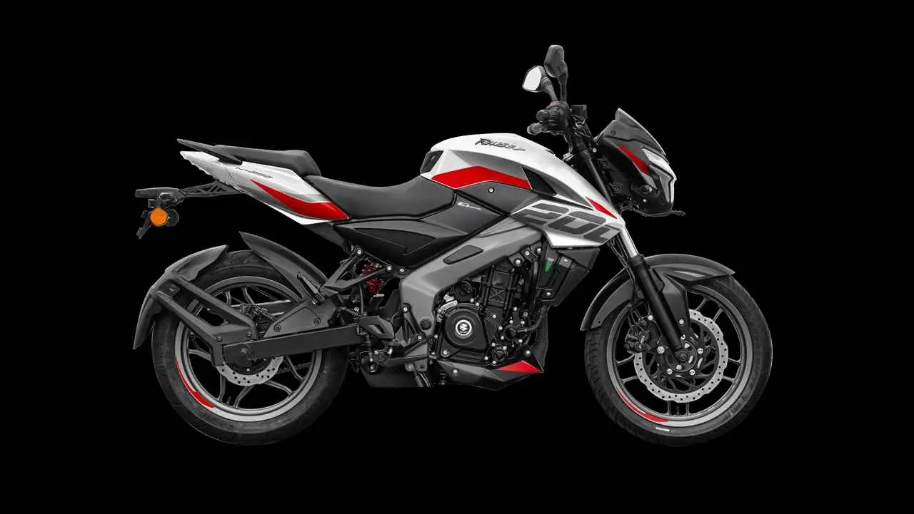 Una moto deportiva blanca, gris y roja se encuentra estacionada sobre un fondo negro.
