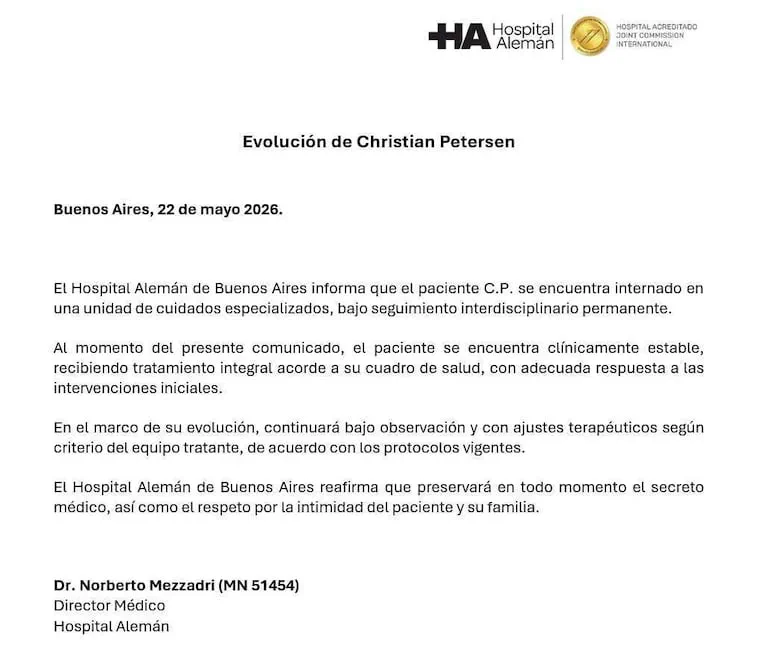 Un comunicado médico impreso con membrete del Hospital Alemán firmado por su director médico.