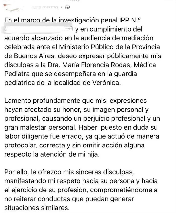 Un texto con un pedido de disculpas públicas dirigido a una médica pediatra.