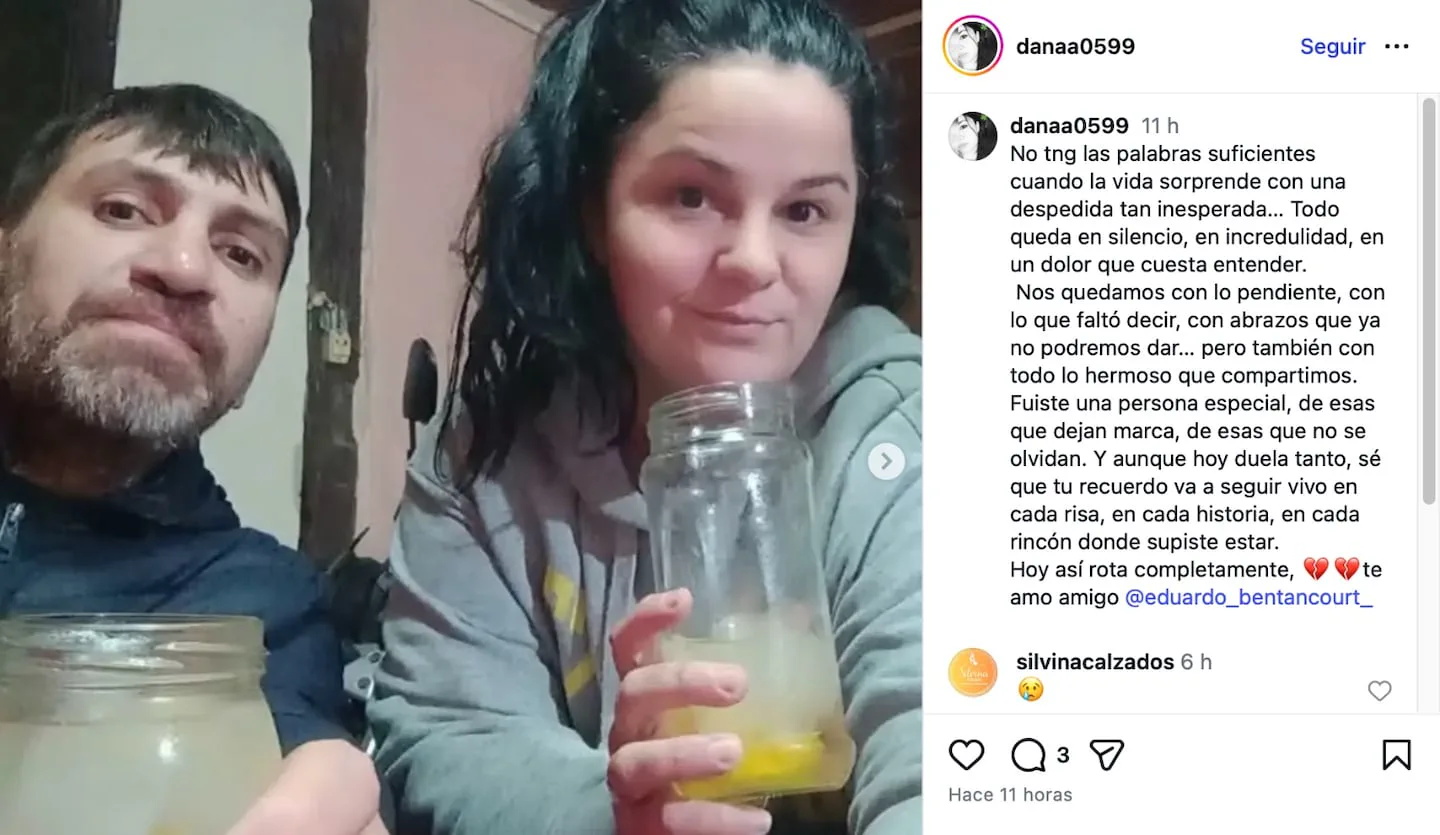 Un hombre y una mujer sostienen frascos de vidrio con bebidas al lado de un texto de una publicacion de Instagram.