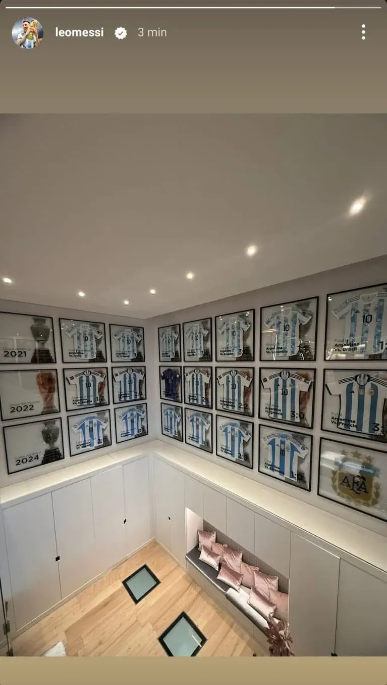 Una habitación con camisetas enmarcadas de la selección argentina colgadas en las paredes.
