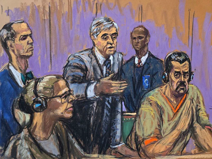 Ilustración de un juicio con un hombre en traje hablando frente a un acusado con auriculares y guardias.