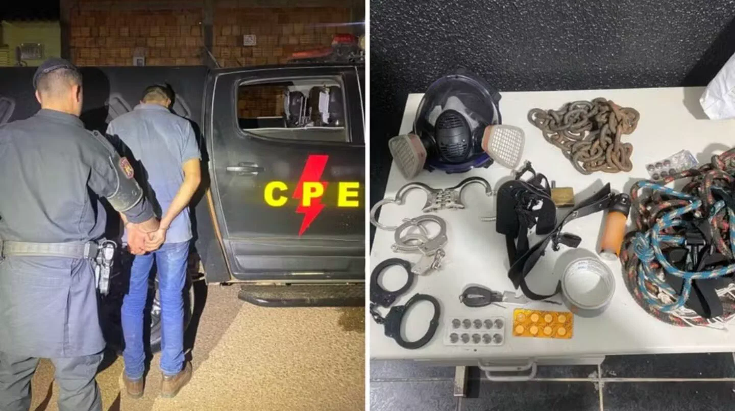 Un policía junto a un hombre esposado de espaldas y una mesa con esposas, máscara y otros objetos incautados.